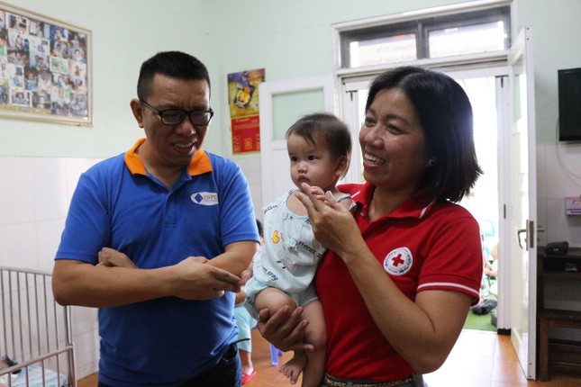 Anh Trần Mạnh Huy cùng bà Lê Thị Như Hồng (Chủ tịch Hội Chữ thập đỏ Đà Nẵng) thăm một cơ sở chăm sóc trẻ bị bỏ rơi mà VBPO tài trợ chi phí hoạt động. Ảnh: Giang Thanh