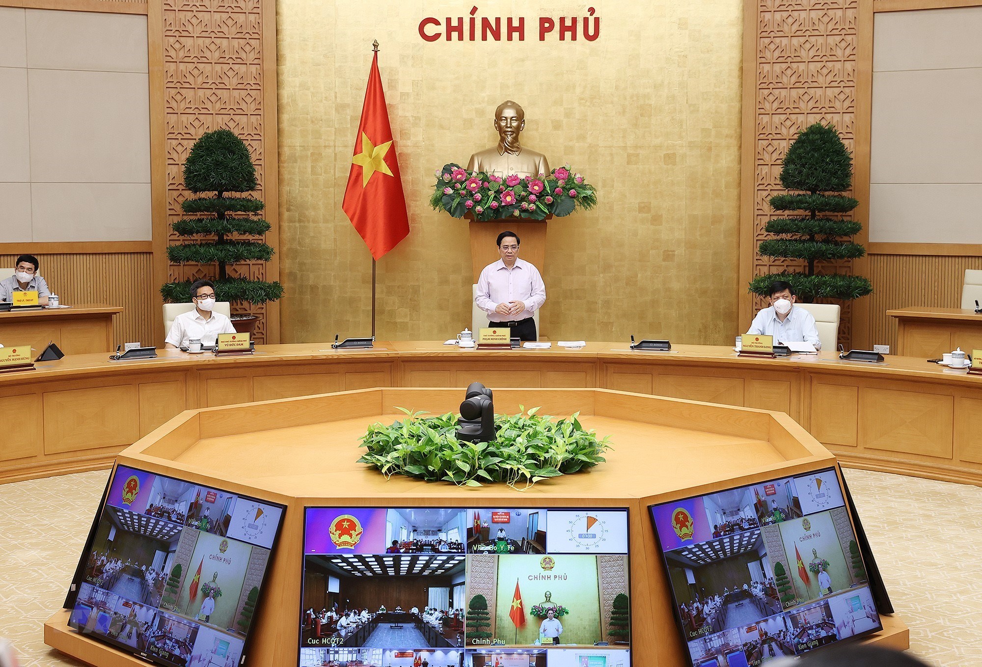 Thủ tướng Phạm Minh Chính chủ trì cuộc họp trực tuyến với lãnh đạo tỉnh. (Ảnh: Dương Giang/TTXVN)