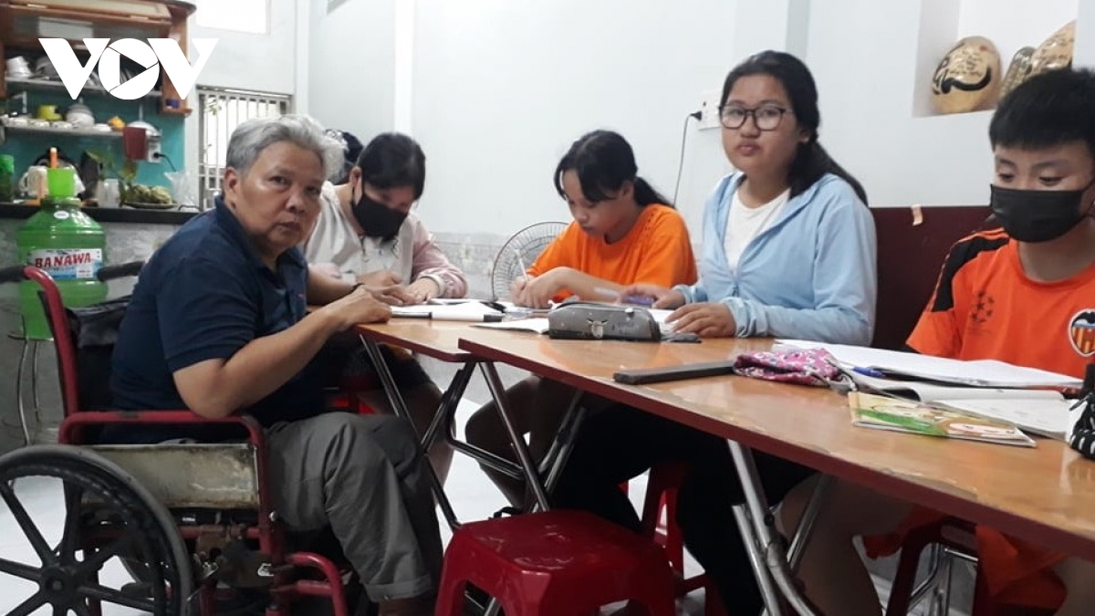 Bà Huỳnh Thị Xinh dù phải đi lại bằng xe lăn nhưng đã 30 năm miệt mài dạy chữ cho trẻ em nghèo