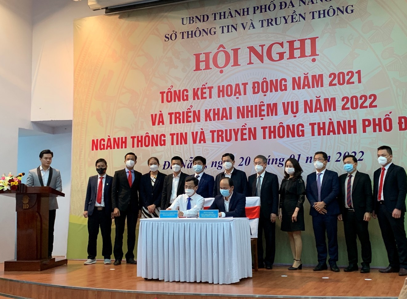 Đại diện Sở Thông tin và Truyền thông ký kết thỏa thuận hợp tác với đại diện Đại học CNTT-TT Việt Hàn