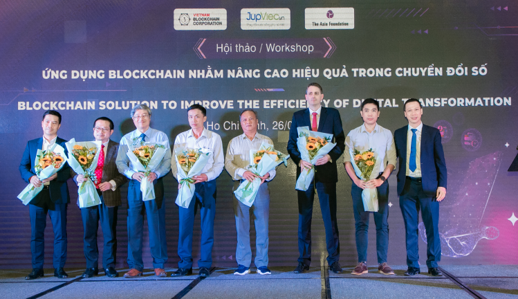 Ông Đỗ Văn Long - Tổng giám đốc Công ty CP Vietnam Blockchain (ngoài cùng bên phải) - đại diện Ban tổ chức tặng hoa tri ân các diễn giả tham dự tại hội thảo. Ảnh: VBC