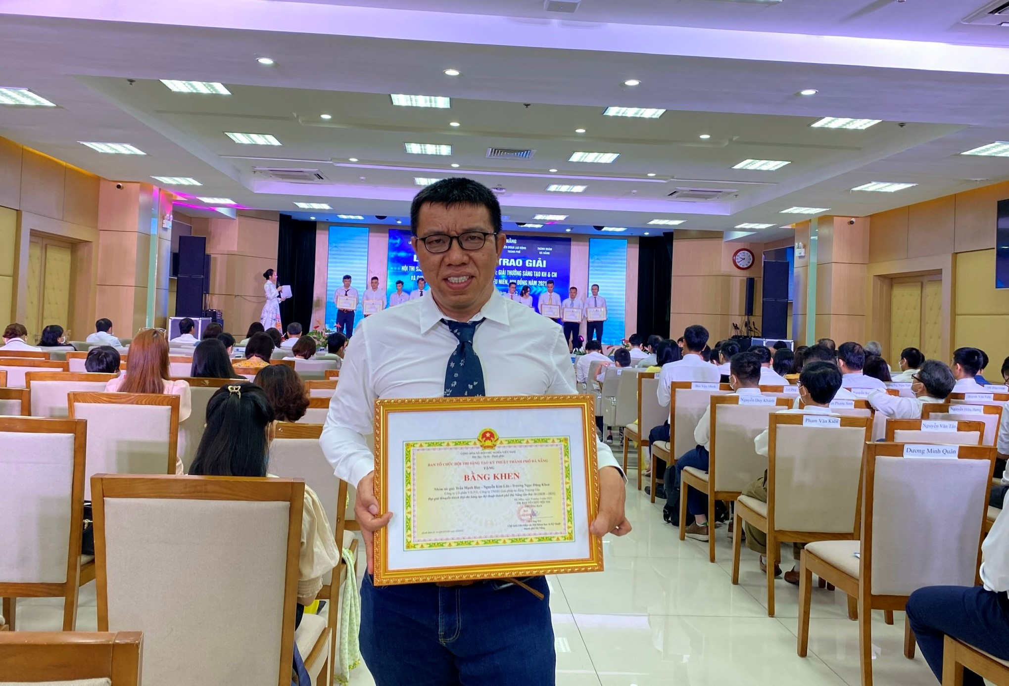 Anh Trần Mạnh Huy – Giám đốc Công ty Cổ phần V.B.P.O nhận bằng khen tại buổi lễ