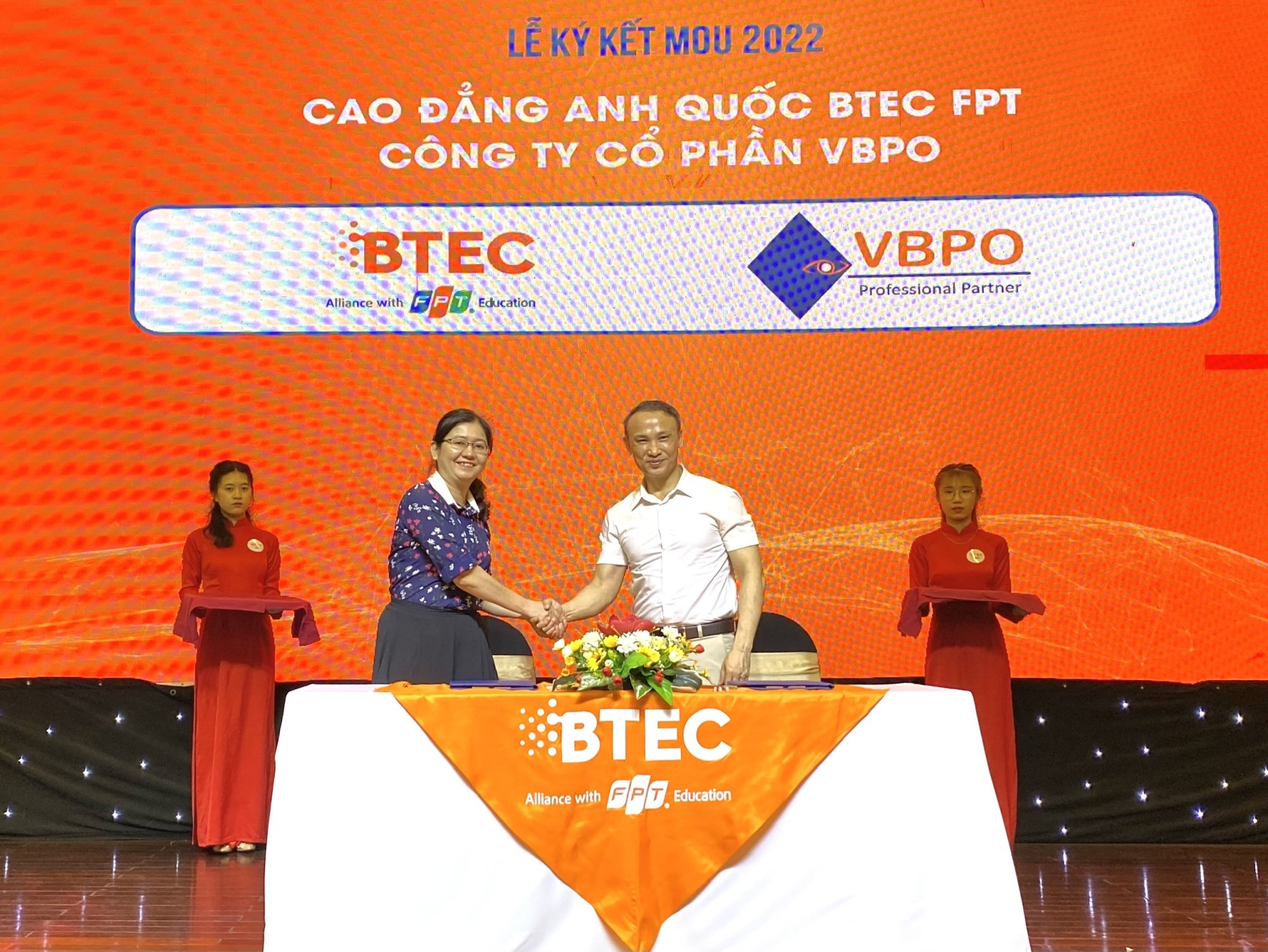Chị Trần Thị Tuyết Vân – Trưởng Bộ phận Nhân sự Công ty Cổ phần V.B.P.O thực hiện ký kết