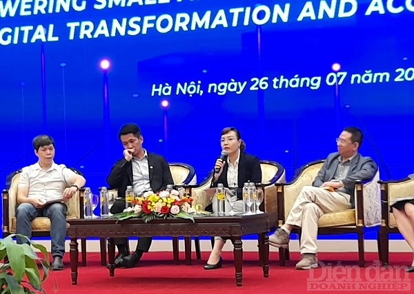 Bà Đặng Thuỳ Linh (thứ ba từ trái sang), Giám đốc số hoá hành chính khách hàng doanh nghiệp khối chuyển đổi số ngân hàng TMCP Hàng Hải (MSB). Ảnh: Nguyễn Việt