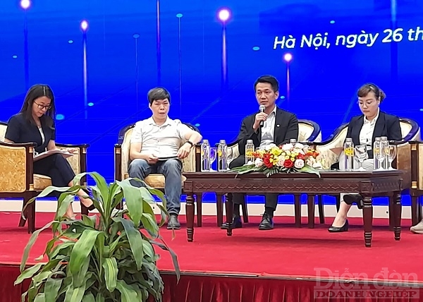 Ông Nguyễn Việt Long (thứ ba từ trái sang), Phó Tổng Giám đốc Công ty TNHH Ernst & Young Việt Nam. Ảnh: Nguyễn Việt