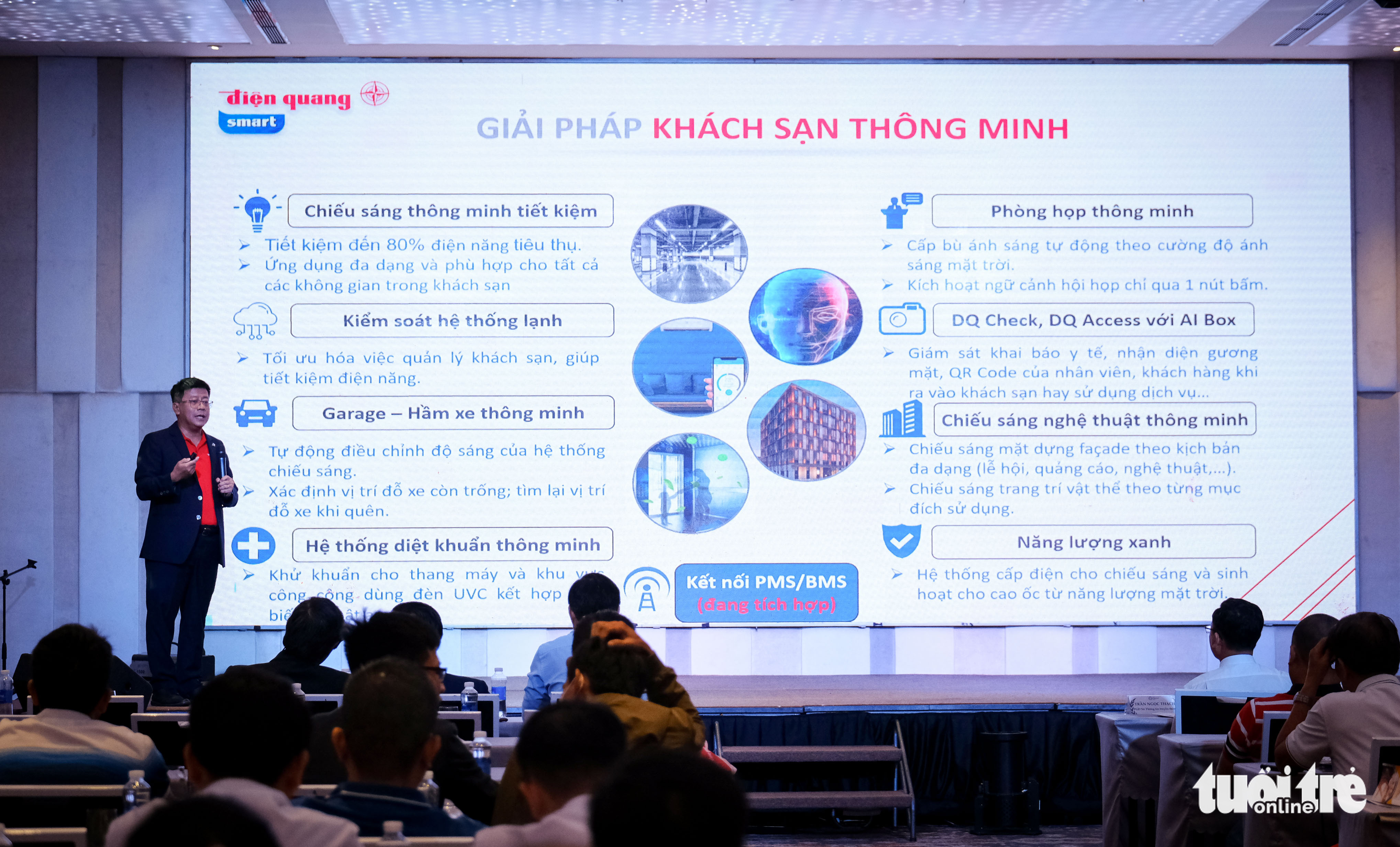Ông Phạm Lê Minh - giám đốc điều hành khối IoT, Công ty cổ phần bóng đèn Điện Quang - giới thiệu các giải pháp khách sạn thông minh - Ảnh: TẤN LỰC