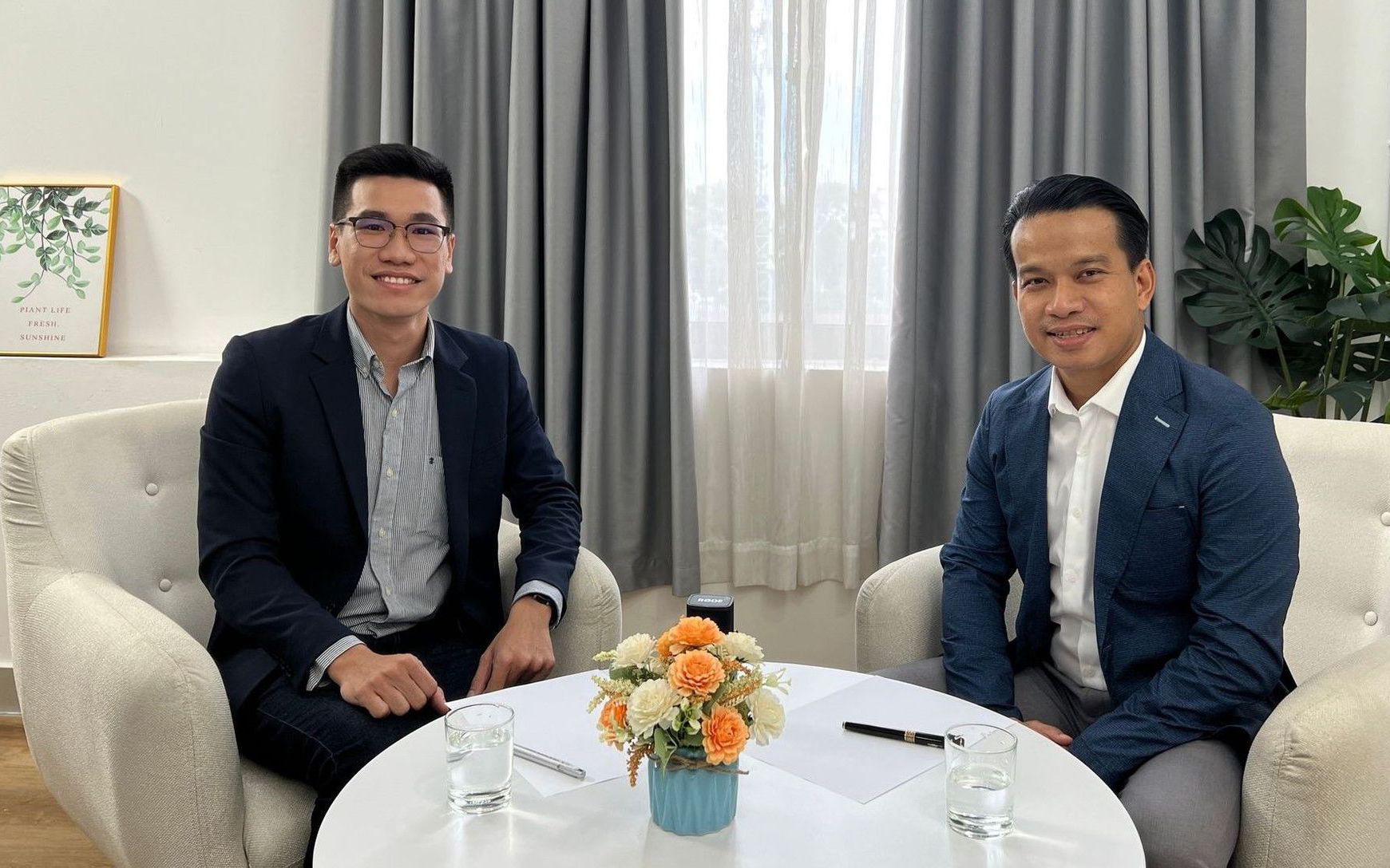 Hai giảng viên của khóa học Go-live Experience for SME+ gồm ông Lê Đức Minh (bên trái) và ông Nguyễn Trọng Thiện - Giám đốc Tư vấn Chuyển đổi số, Viện Đào tạo Quốc tế ISB.